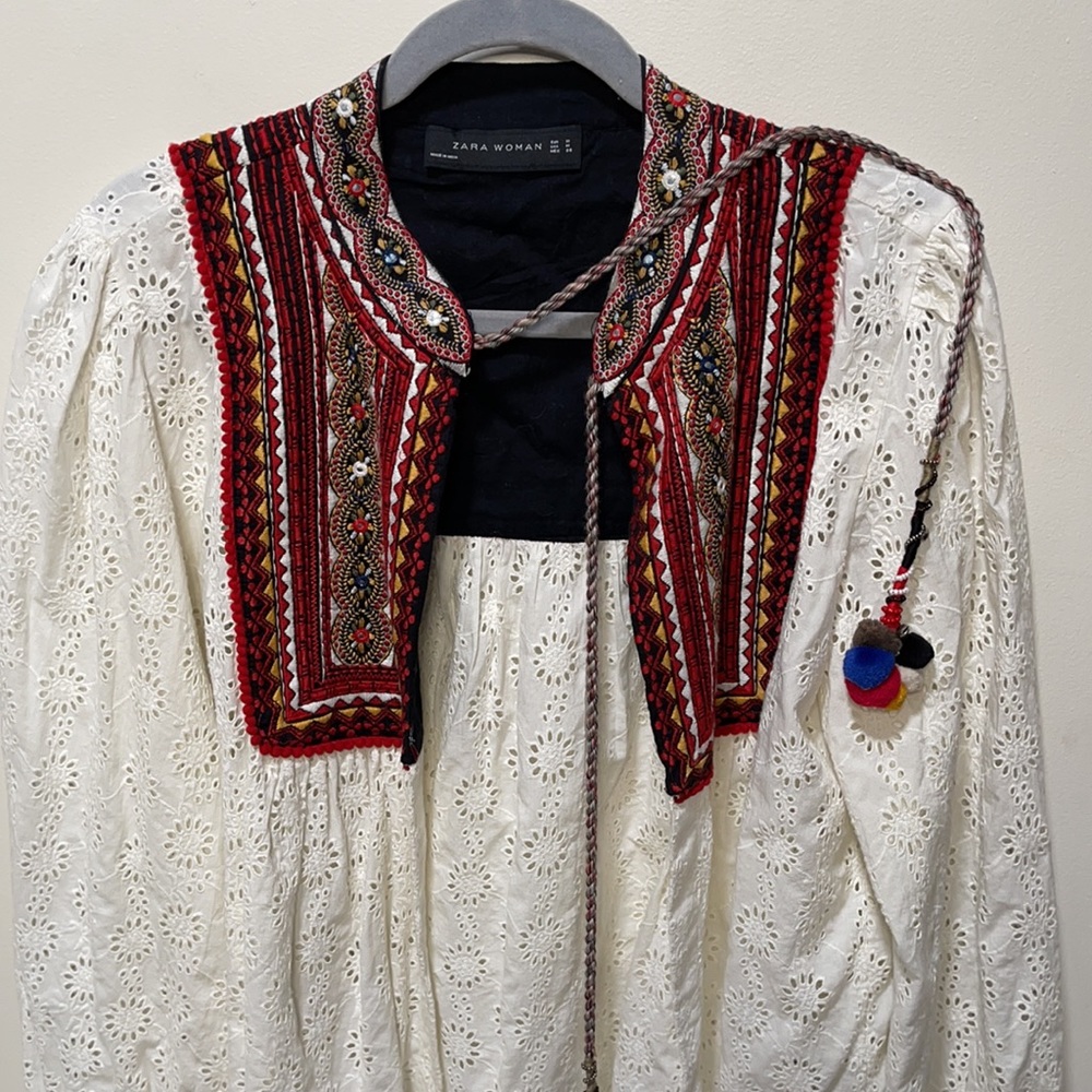 ZARA PEASANT TOP/GREAT LAYERING PIECE WITH EYELET DETAIL